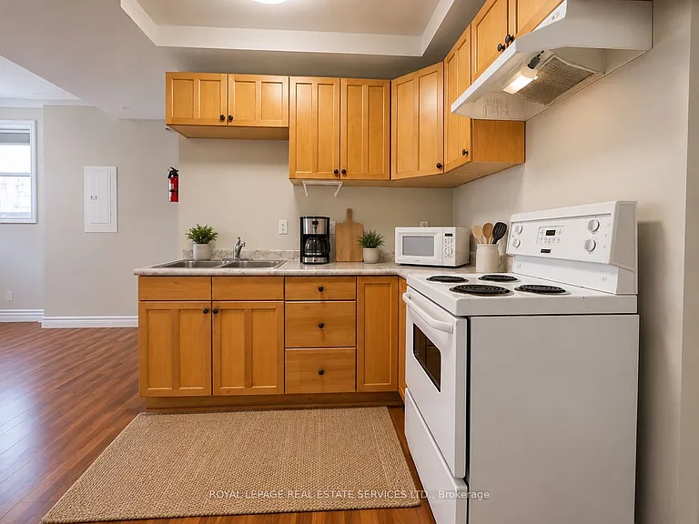 186 Spadina Rd #MAIN FLOOR — Photo 10
