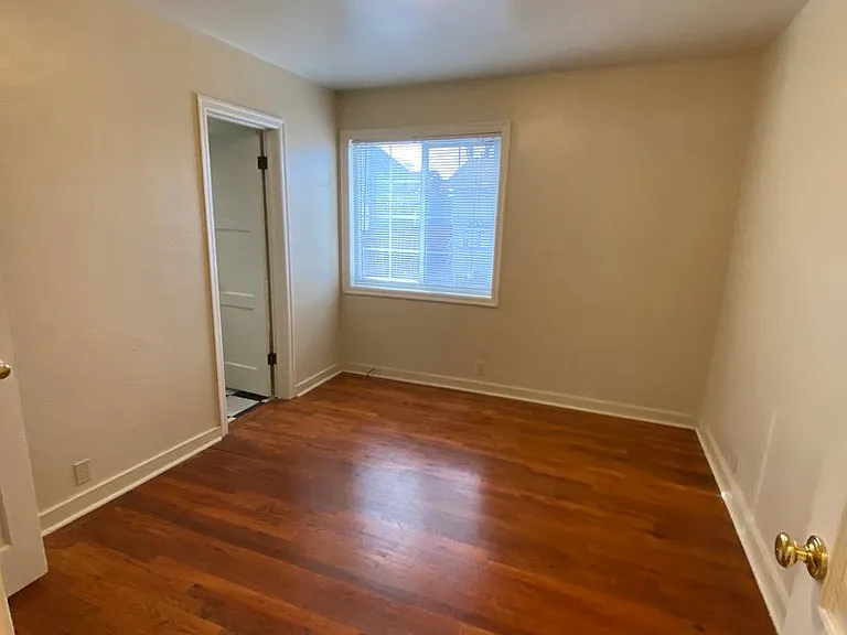 420 Burns St — Photo 3