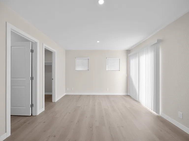 Sunset Cliffs Apartments — Photo 19