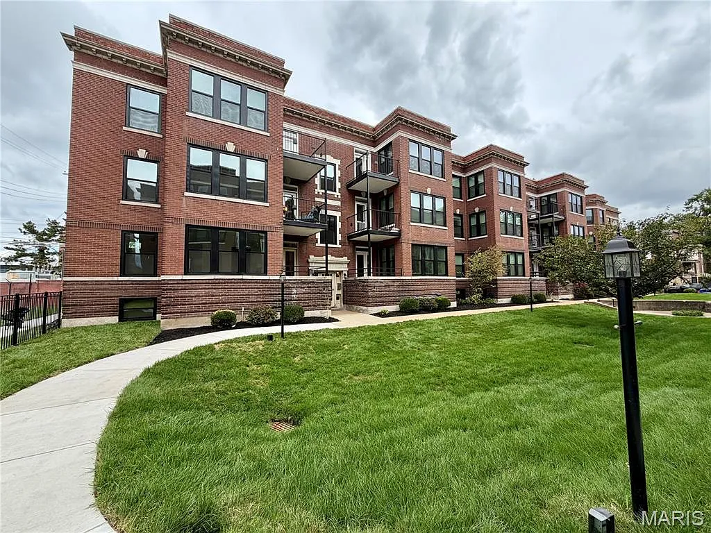 2 bed, 2.0 bath, 975 sqft, $2,300 — Photo 1