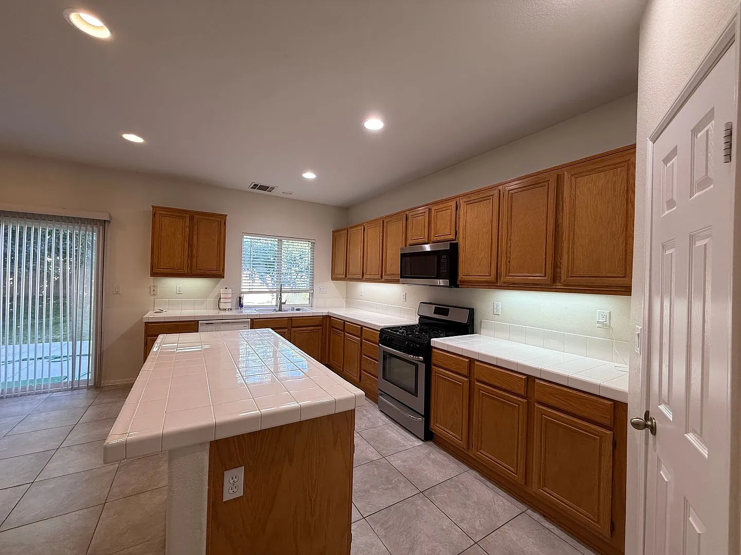 Lancaster 5 Bed + 3 Bath! Available Now — Photo 3