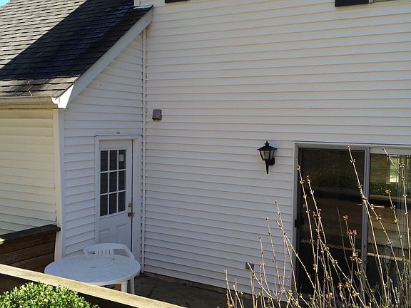 5th image of 133 Burlington Oval Dr