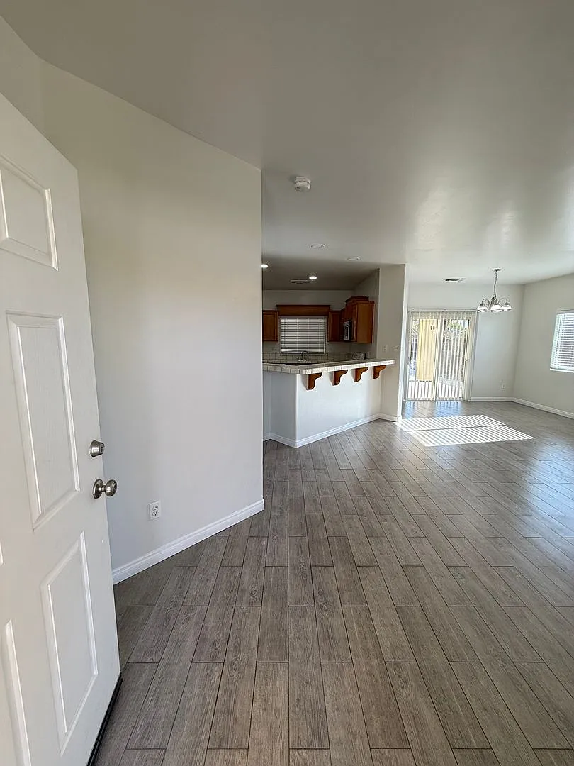 Beautiful 3-Bedroom Home in Southwest Bakersfield — Photo 3