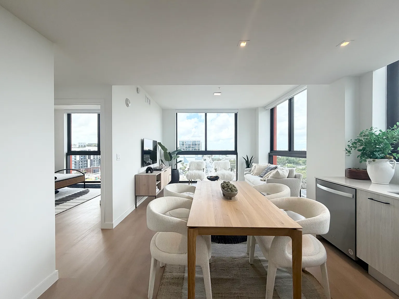 2 bed, 1005 sqft, $3,280 — Photo 4