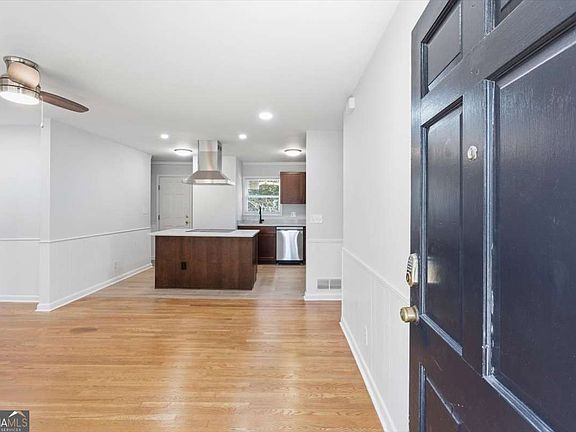 4th image of 2815 Carolyn Dr SE