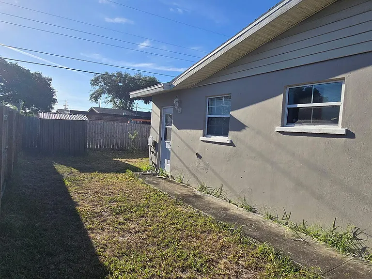 581 Oxford Ave — Photo 5