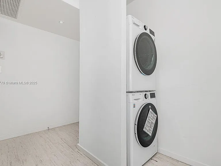 2301 Collins Ave #1032 — Photo 17