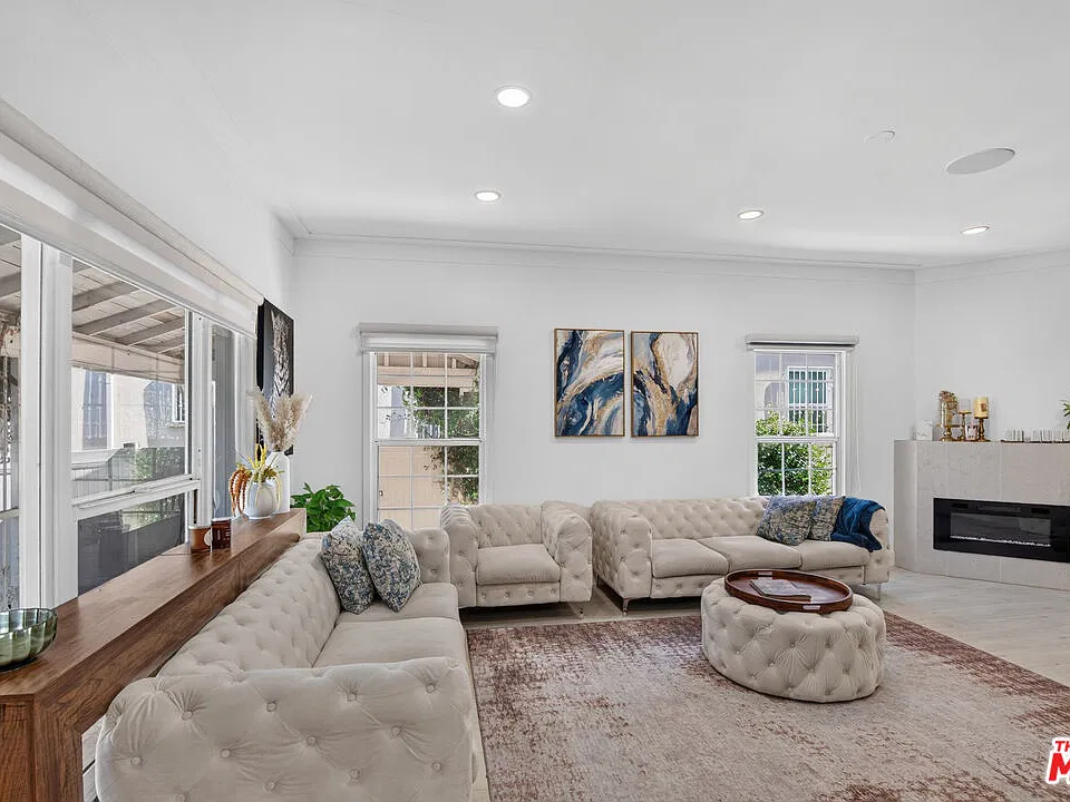 8810 Cadillac Ave