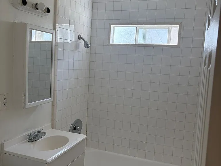 736 W Century Blvd — Photo 9