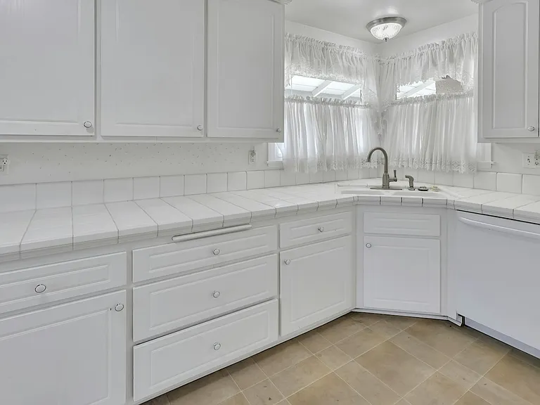 518 N Carousel Pl — Photo 9