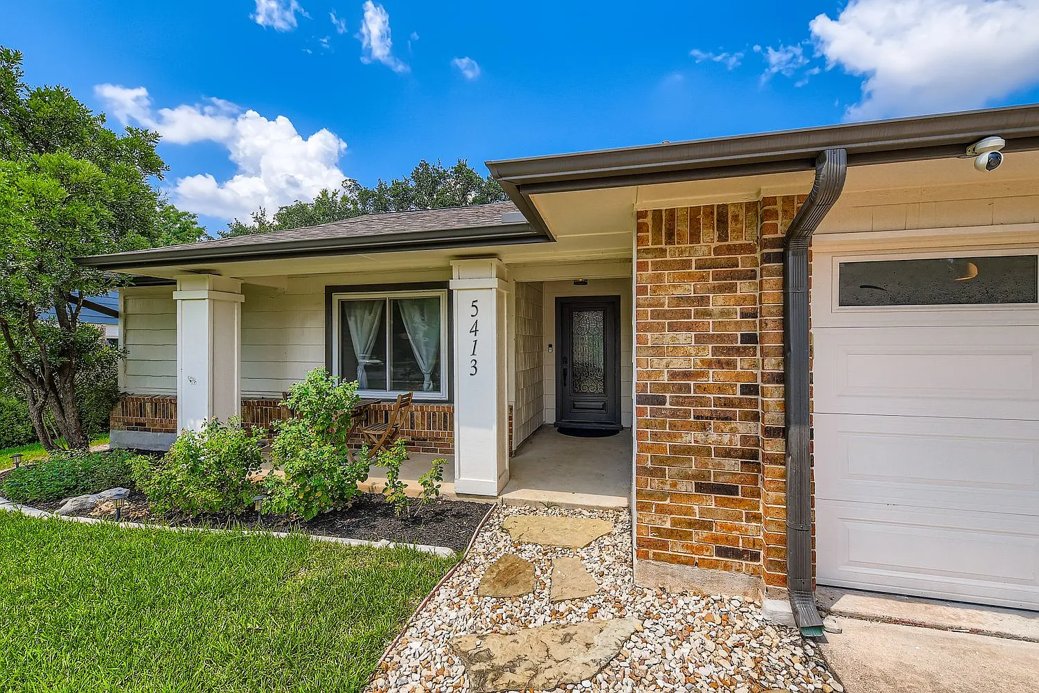 4 bed, 2100 sqft, $8,521 — Photo 3