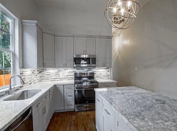 5th image of 1826 Saint Philip St #28