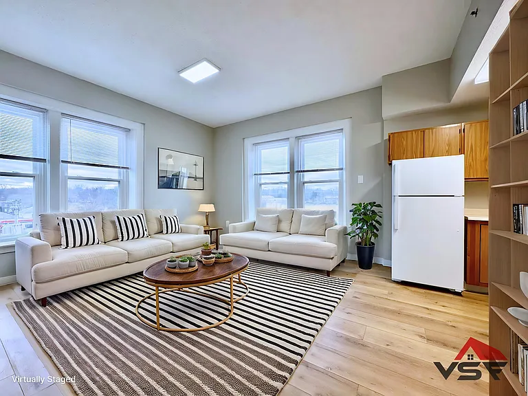 Vibrant City Living at Tower Lofts, Sidney — Photo 9