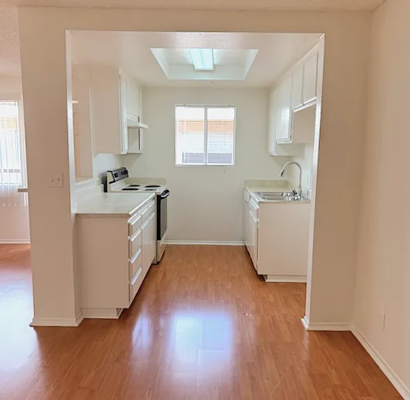 16525 Vanowen — Photo 4