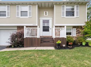6558 Royal Pkwy S, Lockport, NY 14094