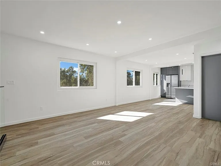 727 Robinson St — Photo 13