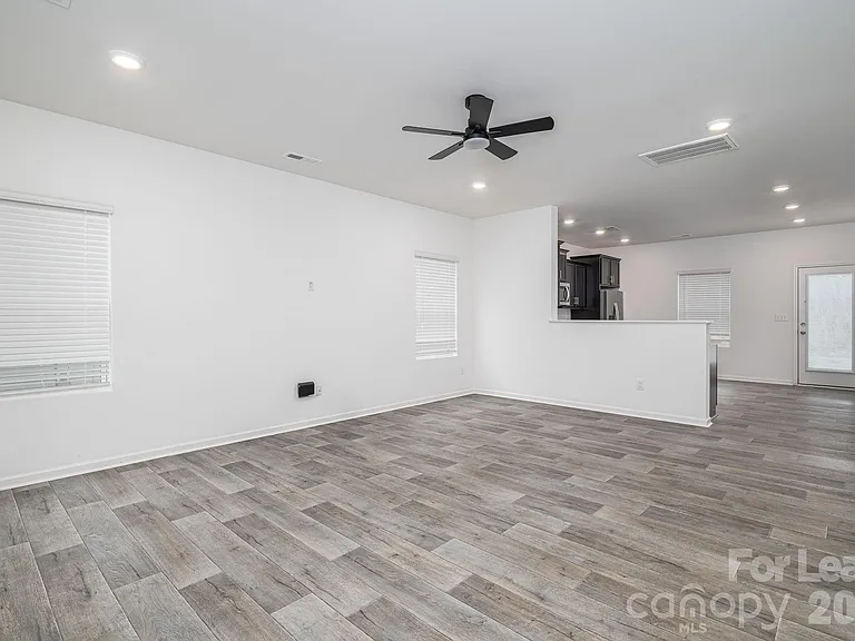 1004 Davis Hills Dr — Photo 3
