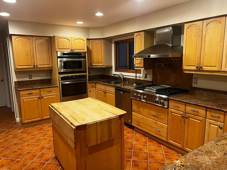 685 Shore Rd — Photo 15