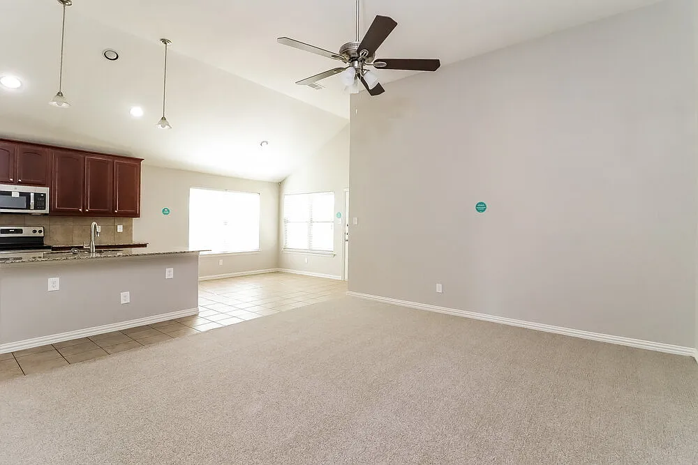 3 bed, 2.0 bath, 1812 sqft, $2,335 — Photo 4
