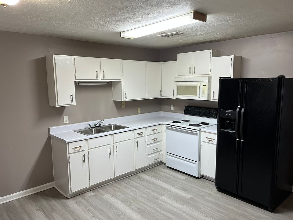 214 Wesley Way kitchen1_12122025