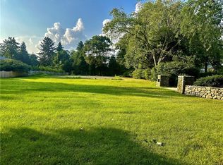 97 Governor Bradford Dr, Barrington, RI 02806