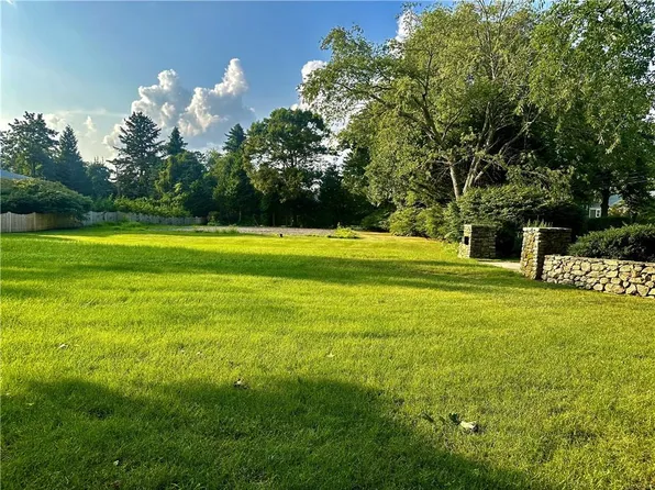 97 Governor Bradford Dr, Barrington, RI 02806