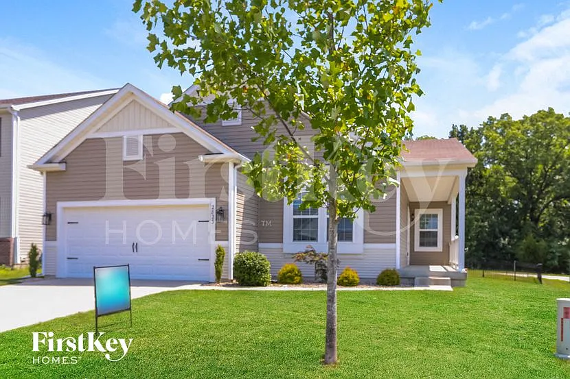 3 bed, 2.0 bath, 2068 sqft, $2,715 — Photo 2