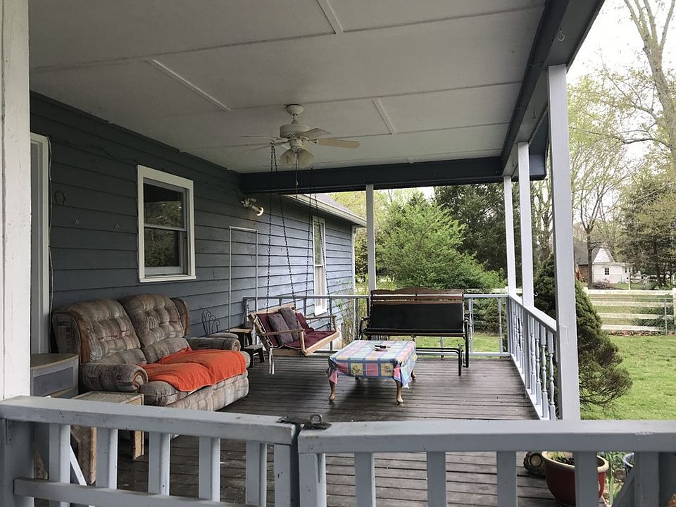 2nd image of 683 Paris Pike