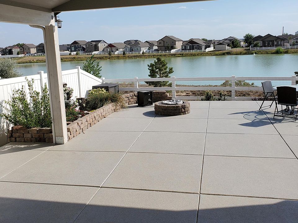 Beautiful covered outdoor space on the water --with mountain views--perfect for entertaining and relaxing.