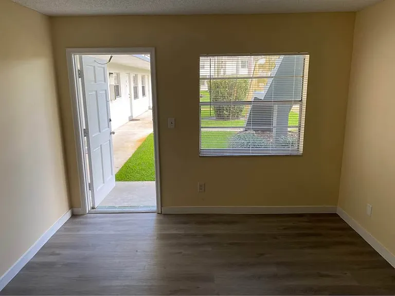 6201 SW 37th St #102 — Photo 2