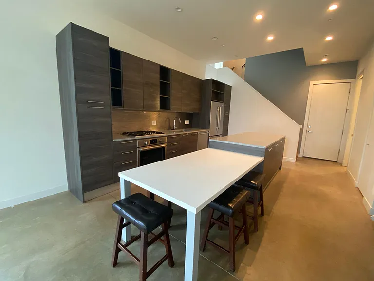 435 W Hobbie St — Photo 6