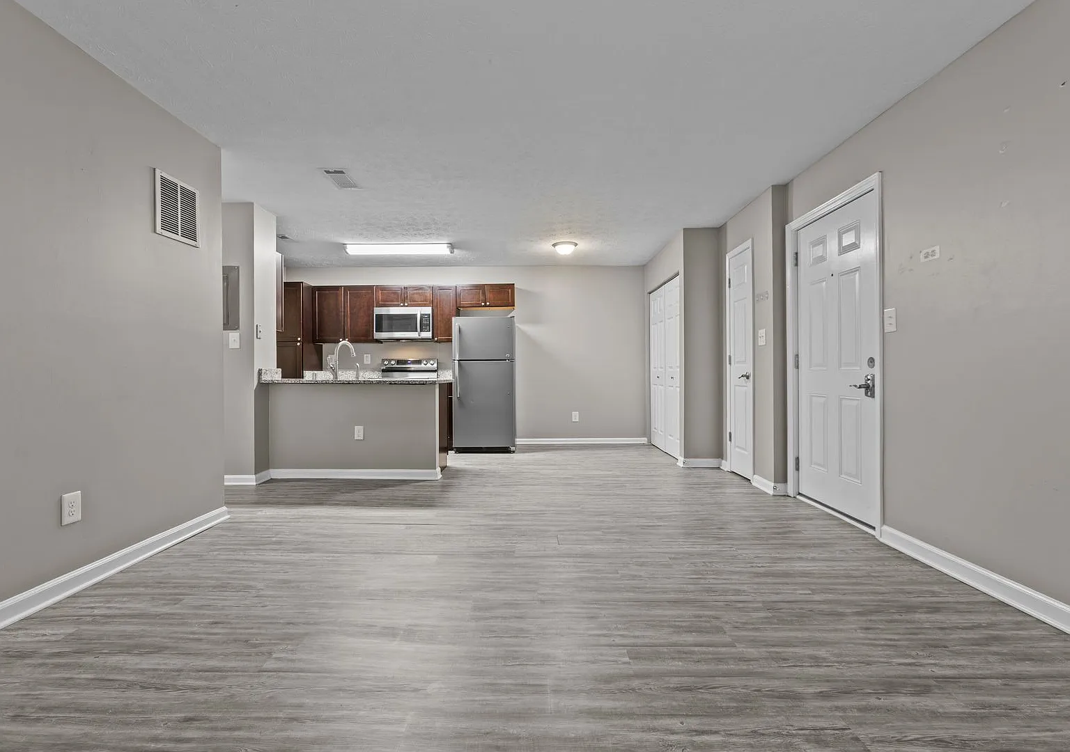 Spacious Cove Springs 3 & 4 Bedrooms — Photo 3