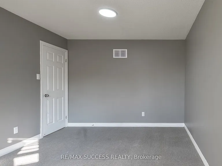 26 Tomahawk Dr — Photo 3