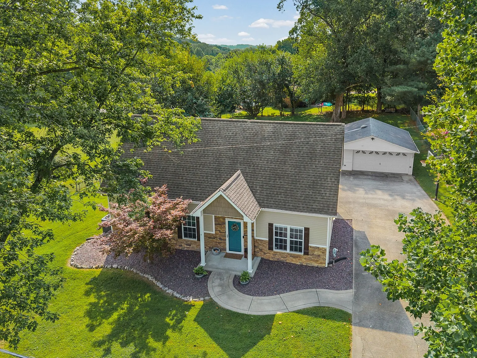 4 bed, 2.5 bath, 1700 sqft, $2,000 — Photo 2