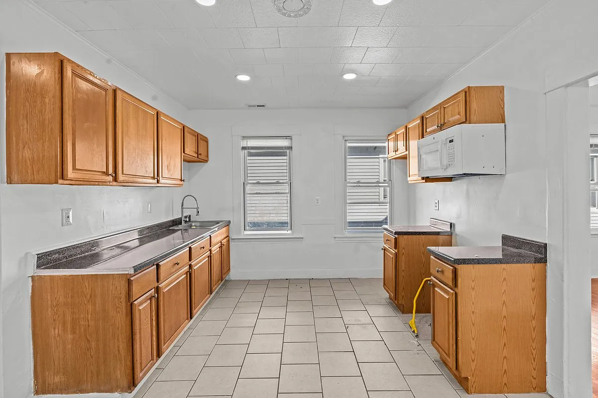 3 bed, 1393 sqft, $2,000 — Photo 1