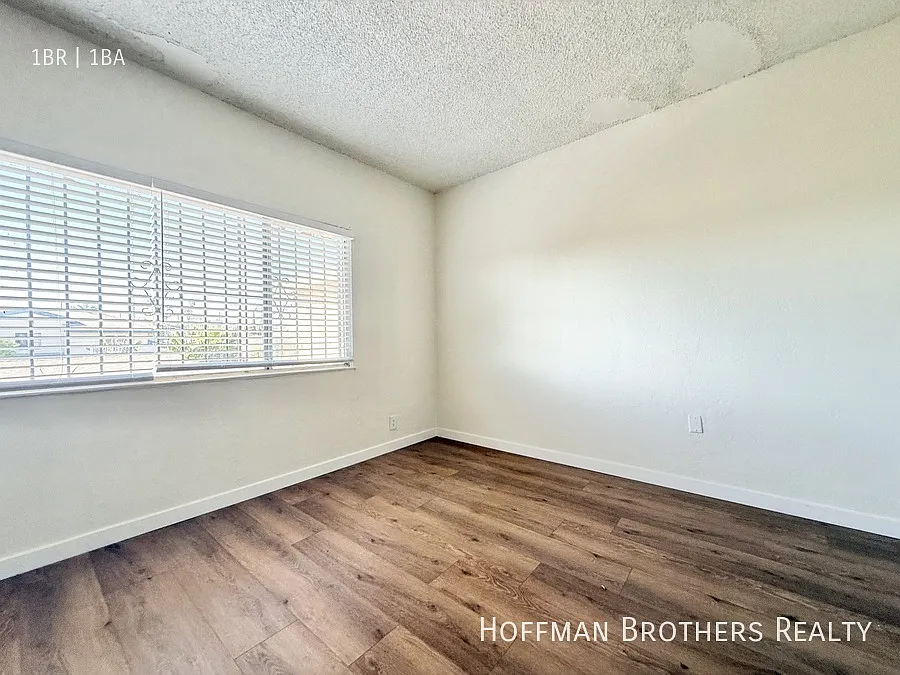 1254 W 110th St Los Angeles, CA 90044 — Photo 2