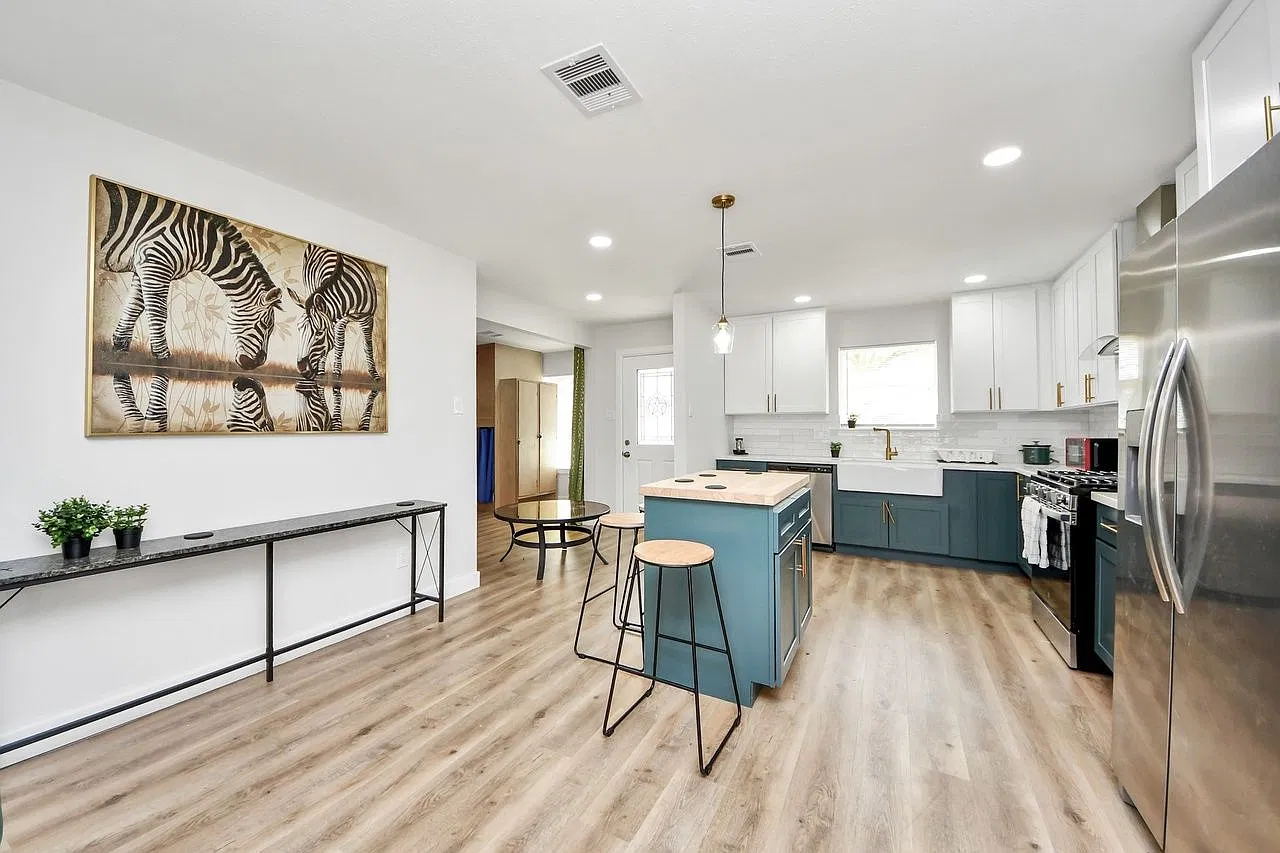 3 bed, 2.0 bath, 1200 sqft, $2,349 — Photo 3