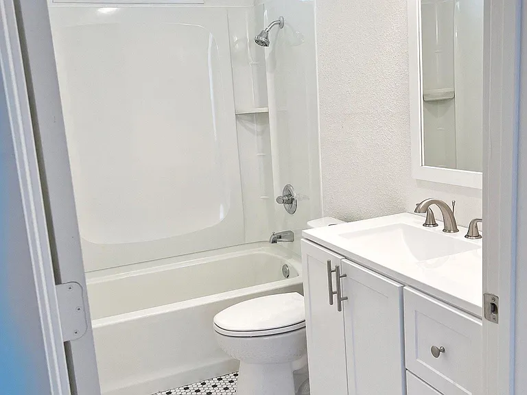 620 W Avenue B — Photo 12