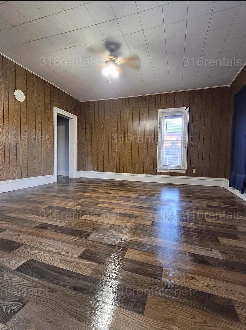 307 N Elm St — Photo 2