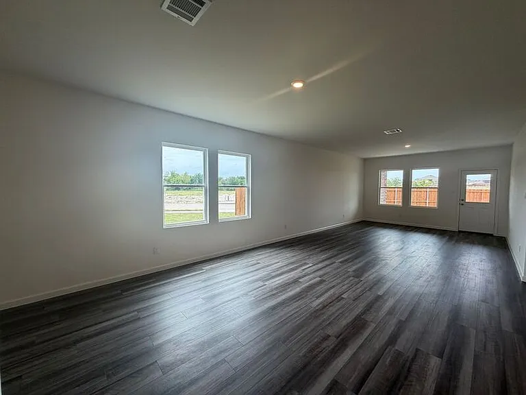 2210 Meadow Park Dr — Photo 5