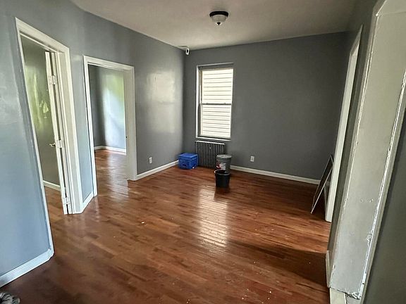 5th image of 142 Hendricks Ave