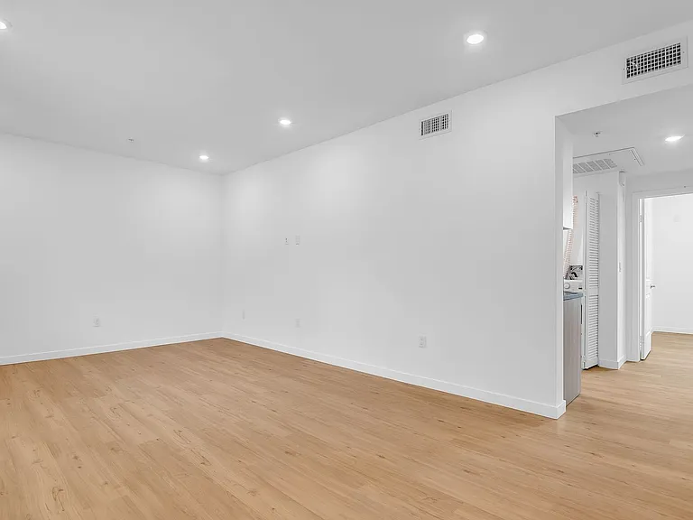 14333 Sylvan St — Photo 13