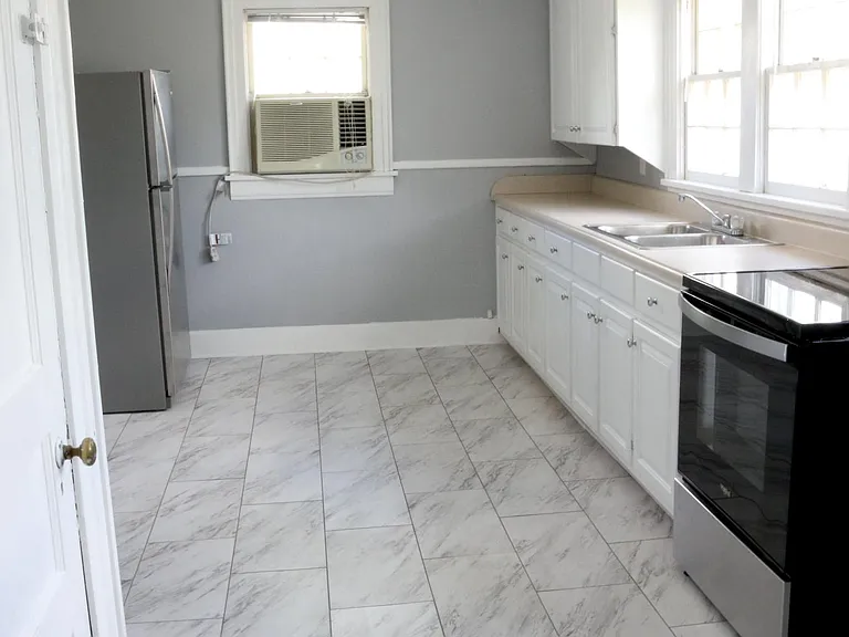 210 W Poplar St #B — Photo 6