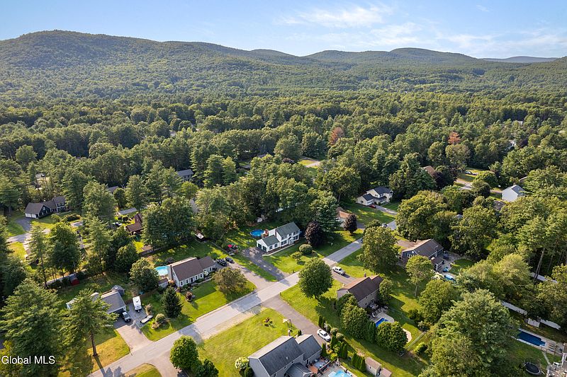 2nd image of 10 Willow Road