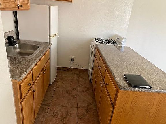 4th image of 813 Amapola Ave #C