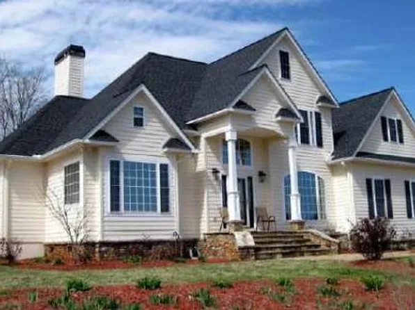 3267 Holland Dr, Young Harris, GA 30582