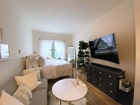 Rented by City Connections Realty | media 8