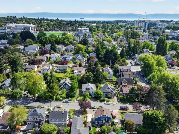 1215 Queens Ave, Victoria, BC V8T 1N1