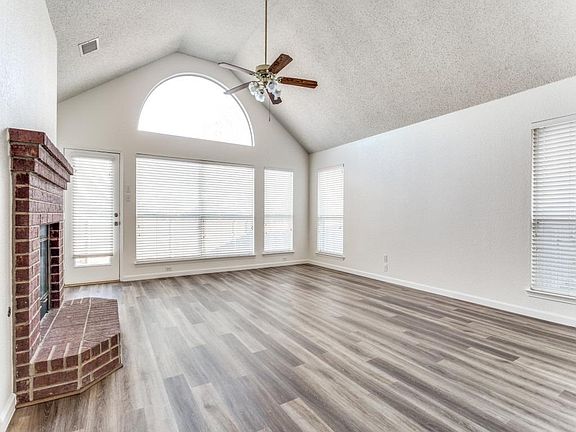 3rd image of 7012 Park Hill Trl