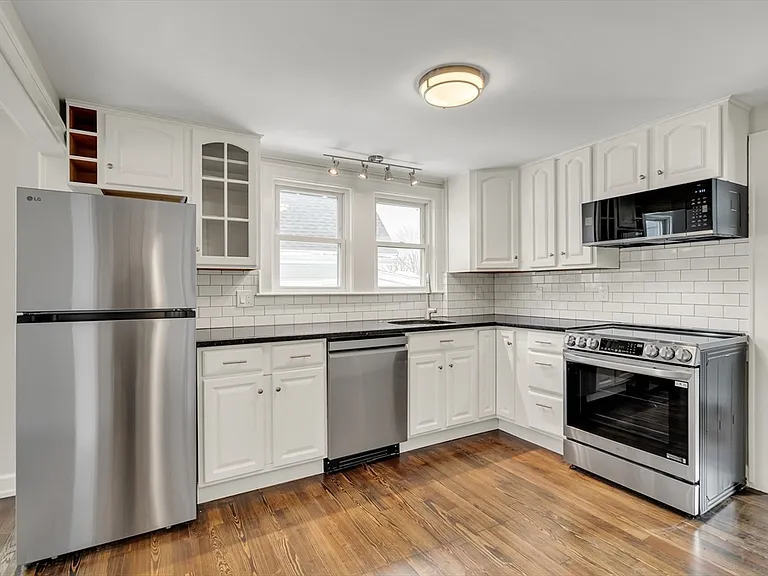 19 Fairview Ave #B — Photo 11